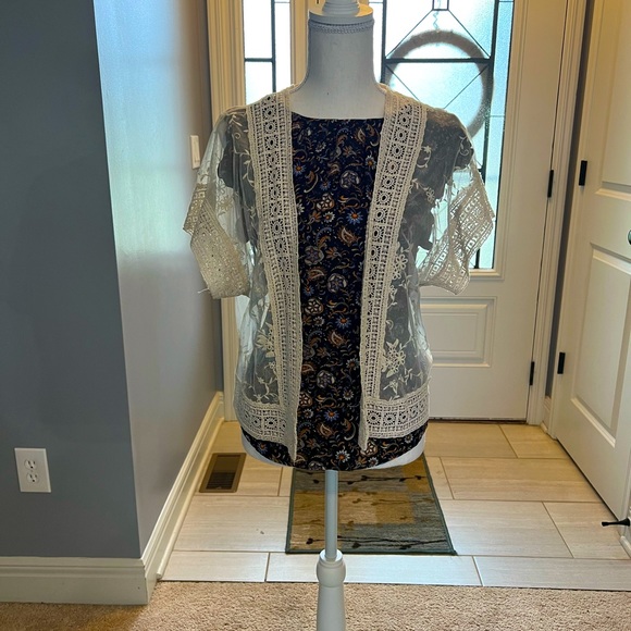 Beautiful lace short sleeve shrug - Picture 3 of 4